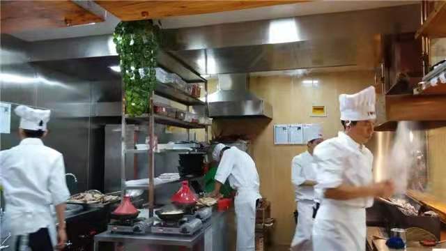 用电磁炉炒菜